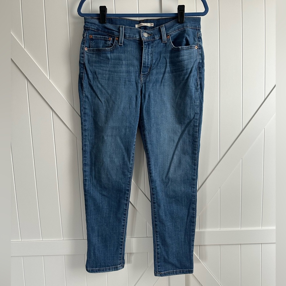 Levi’s Boyfriend Jeans Women’s Size 29 = Size 8 Medium Wash Denim Relaxed Fit